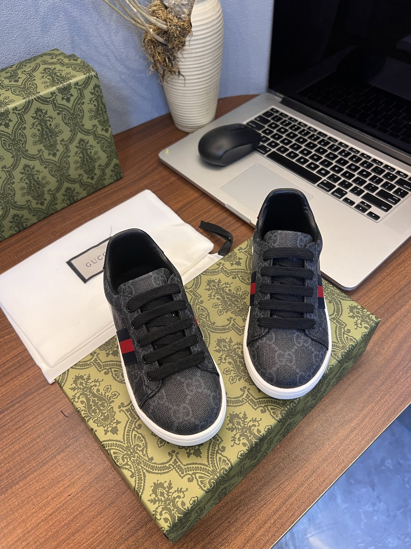 Children's shoes child